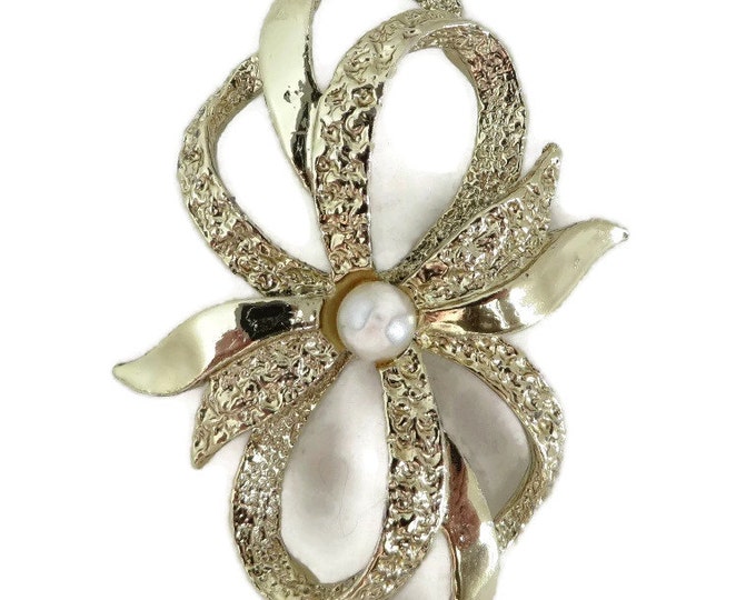 Vintage Gerry's Gold Tone Pebbly Bow Brooch