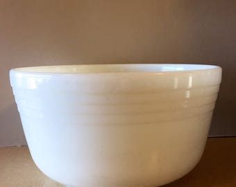 Large (4 qt.) Vintage 1940s Milk Glass Pyrex Hamilton Beach Mixing Bowl | Pyrex, Milk Glass, Racine Wisconsin, Americana, Made in USA