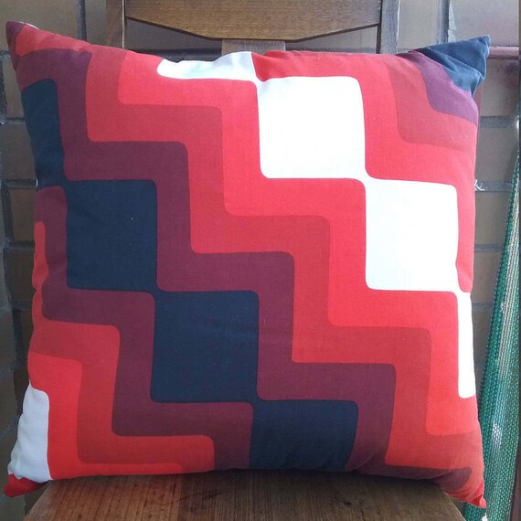 Red geometric cushion