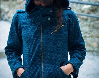 zipper jacket, stamped flower of the vida.cazadora azul.abrigo.entretiempo.cuello clip.capucha grande.bolsillos.festival.goa.moderna.