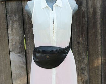 Vintage Fanny Pack, Black Hip Bag, Hands Free Bag, Festival Style, Cochella Style, One Zipper, Medium Size, 1980's