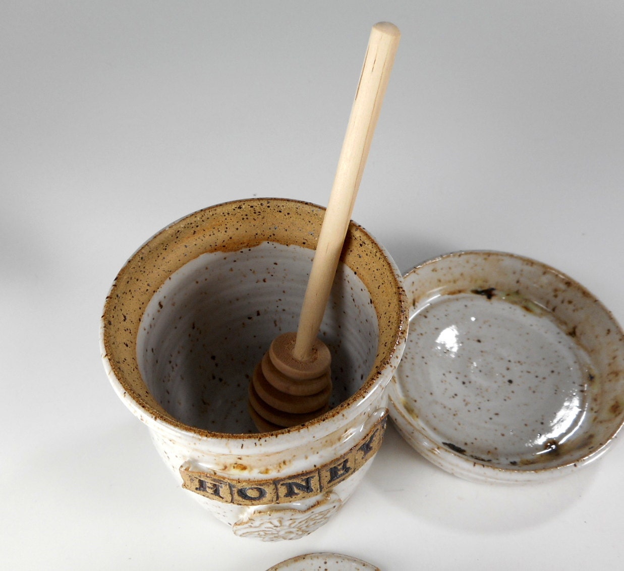 Ceramic honey dipper pot pottery honey jar with bee