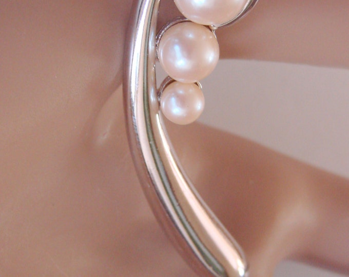 Retro Monet Faux Pearl Designer Signed Brooch Silver Tone Jewelry Jewellery