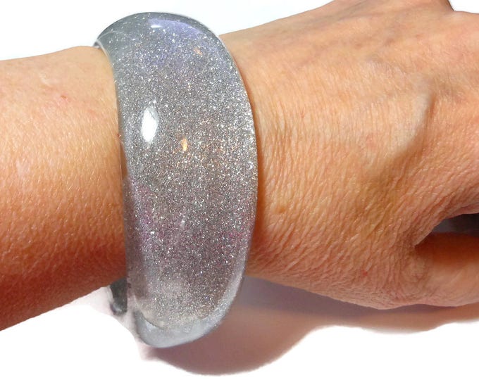 FREE SHIPPING Bangle bracelet, 1960s confetti lucite, silver glitter bracelet, chunky hippie boho vintage