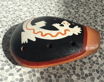 Ocarina with lizard design