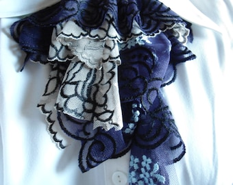 Gothic ruffles in lace black, white and purple