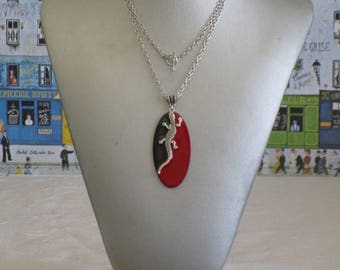 Petit collier pendentif en bois laqué et métal argenté "Une salamandre sur fond noir et rouge"