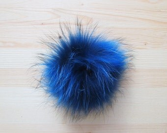 Pompon bleu en fourrure pour tuque et bonnet