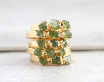 peridot ring gold / green stone ring / peridot stacking ring / stackable ring / stacking ring / raw stone ring / peridot jewelry/dainty ring