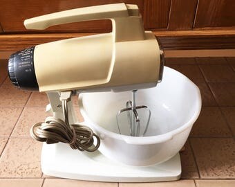 Vintage Sunbeam Mixmaster Sunbeam Mixer Stand Mixer Vintage Kitchen Vintage Appliances Hand Mixer Fire King Bowls White Milk Glass Bowl