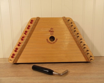 Nepenenoyka Little Quail lap harp with tuner- missing one wire, otherwise nice condition