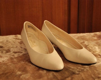 sz 6 1/2 White Pumps Soft Cushion