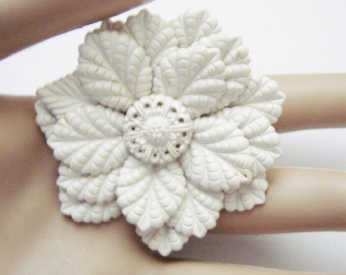 1940s Vintage White Floral Textured Brooch / Molded Plastic / Retro Jewelry / Jewellery