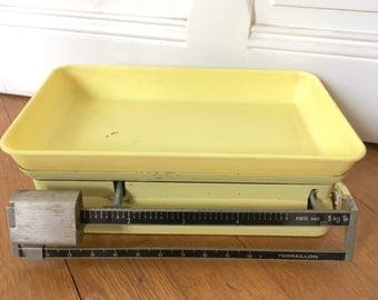 Yellow kitchen scales. Vintage French Terraillon 5 kg light yellow weighing baby scale