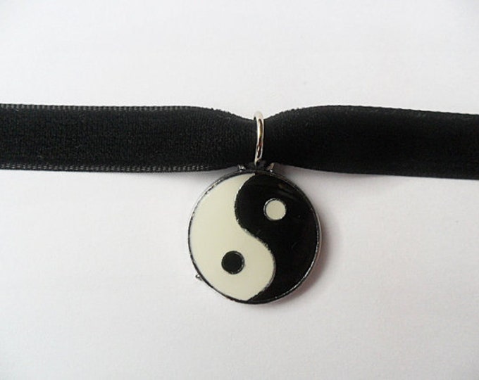 Sale item 10 Velvet choker yin yang necklaces bulk discounted, Lot of 10 yin yang choker necklace