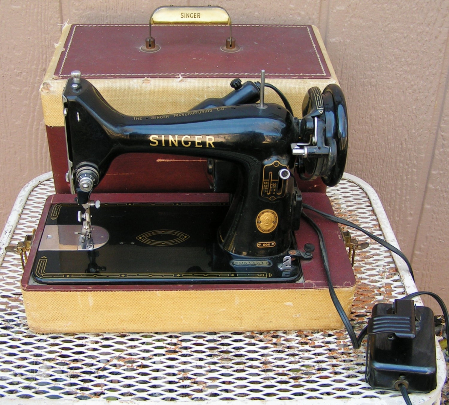 Vintage Singer Model 99K Portable Sewing Machine Runs and was