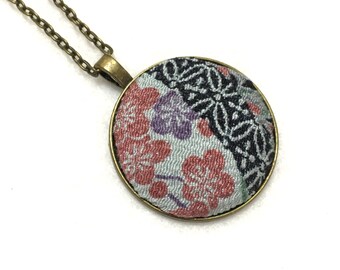 Japanese silk kimono fabric necklace, fabric pendant, Japanese pendant, white floral Necklace, Japanese covered button pendant,