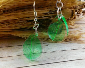Green wedding earrings Chandelier earrings Bridal earrings Nature jewelry Bridal jewelry Rain drop earrings Green leaf jewelry Leaf charm