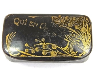 Antique Victorian French papier mache snuff box Qui en veut 'Who wants some?' black lacquer lacquered