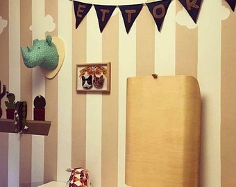 Bandierine / banner triangolari decorativi in tessuto di cotone con lettere cucite a contrasto. Personalizzabili con nome bambino e parole.