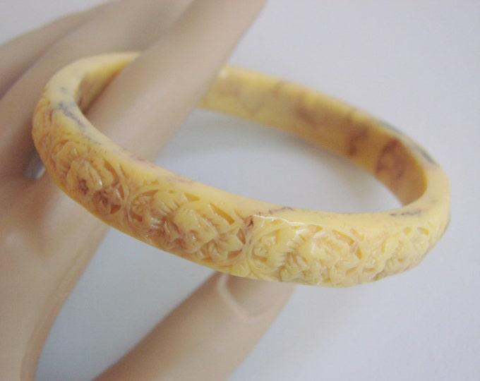 Vintage Carved Marbled Lucite Bangle Bracelet Ivory-to-Yellow