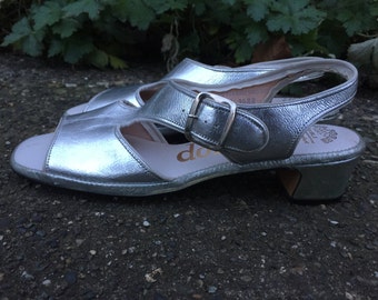 60s Silver Metallic Slingback Sandals. Donna's Air Foam Shoes. Womens Size 8.