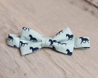 Aqua Blue Horse Bow Tie, Mens Derby Bow Tie, Derby Horses Bowtie, Aqua Blue Bow Tie, Kentucky, Fathers Day Bow Tie, Men's Bow Tie