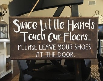 please remove your shoes sign,No Shoes, Little hands,Door Sign,Since Little Hands Touch Our Floor,Baby Shower Gift,No shoes sign,Home