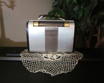 Vintage Portable Tube Radio - AM - 1946 RCA Globe Trotter Model 66BX - Battery or Plug In