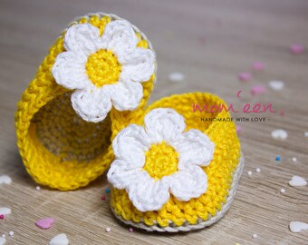 Crocheted baby moccasins with a bloom in yellow sand white GR 15.