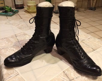 Stivali Vintage Vittoriani Donna – Lacci Con Fiocco, Gotici, Tacco Cubano, Altezza Gambale 36 Cm, Finta Pelle Scamosciata