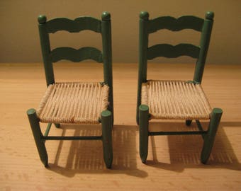 In the dollhouse ... 2 kitchen chairs ... 50s / 60s!