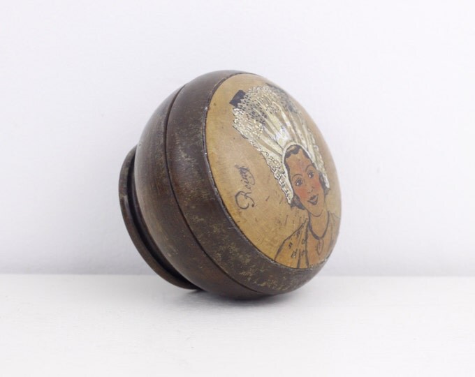 WWII wooden box, vintage romantic souvenir box, round wooden box with handpainted picture of a girl, Souvenir de ma petite maman 1940