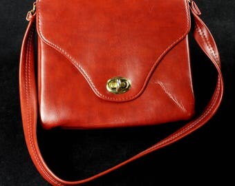 Vintage 1970s-Style Red/Brown Faux Leather Shoulder Bag with Brass-Toned Hardware