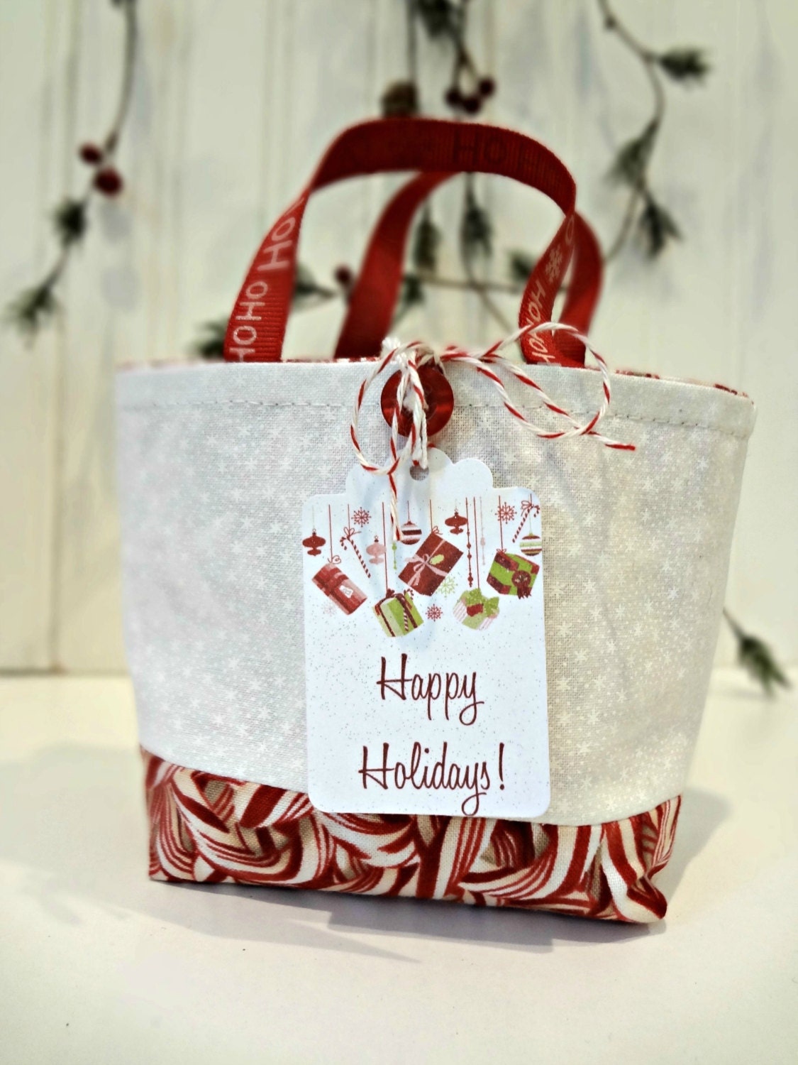 mini-christmas-gift-bag-with-handles-happy-holidays-hang-tag