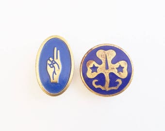 Lot of 2 Vintage Girl Scout Pins: World Assoc. of Girl Guides & Girl Scouts WAGGGS Trefoil and Brownie World Association 2-Finger Salute