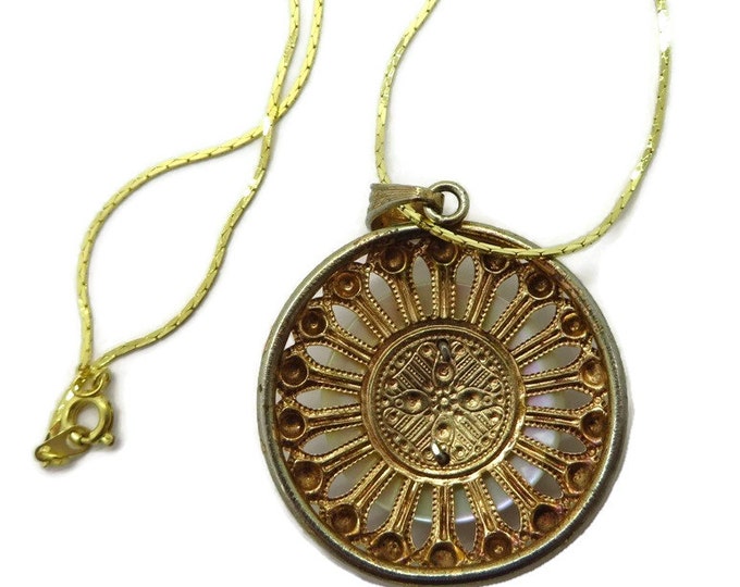 Vintage Nefertiti MOP Gold Tone Pendant Necklace, Egyptian Queen Pendant, Mother of Pearl Goldtone Necklace