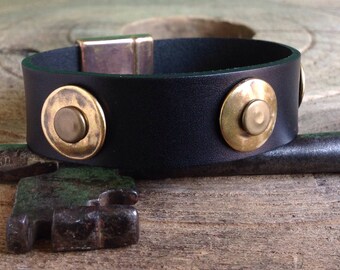 Bracelet Manchette homme, Cuir vachette Noir mat, Rivets et Rondelles Laiton patiné, Fermoir aimanté laiton patiné,