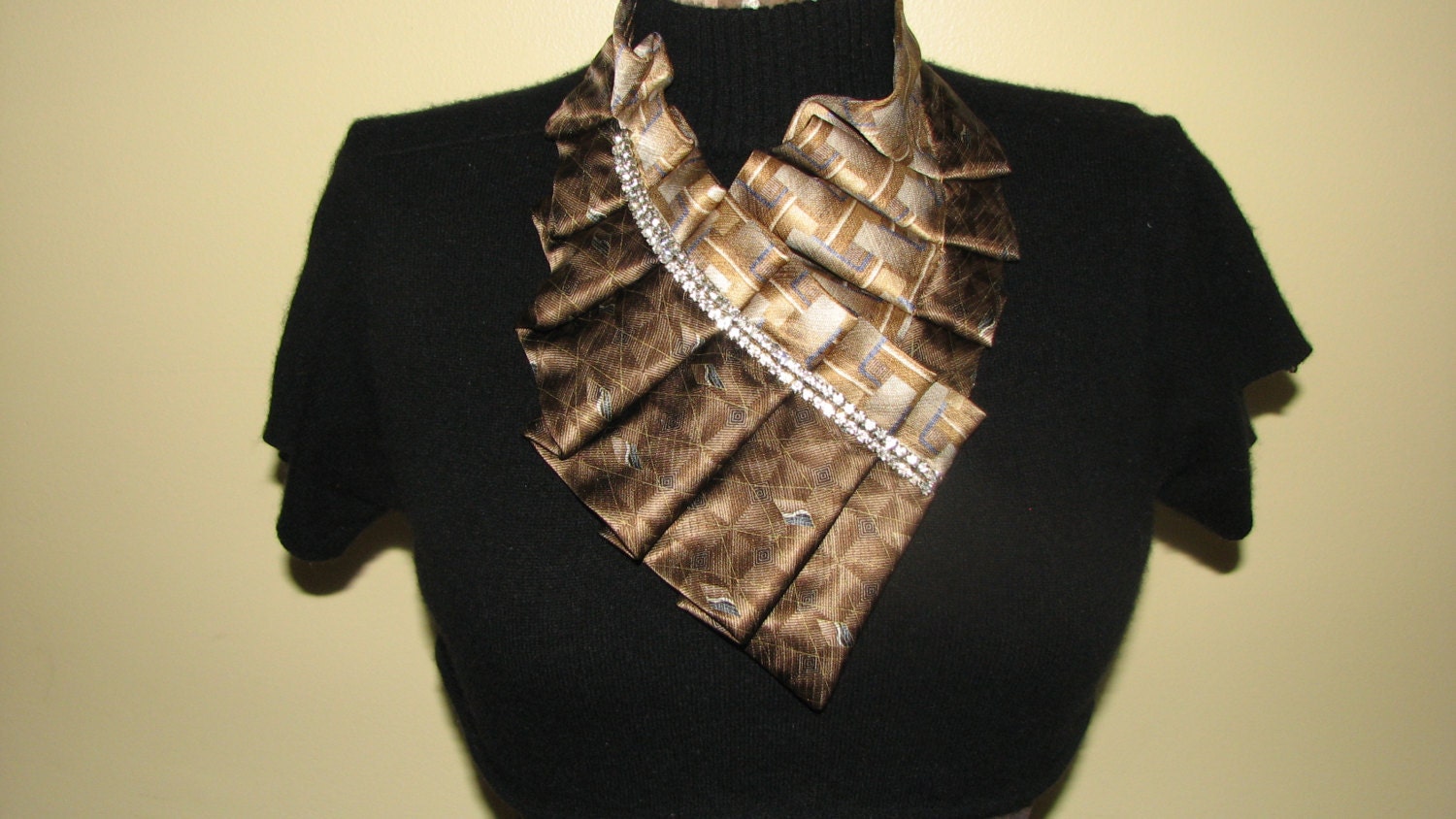 necktie collar
