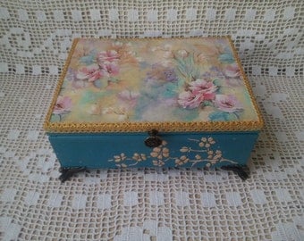 Decoupage box Tea Box Bag for small items Box for pins, box for jewelry Gift woman, feminine decor of the room, box of tea in the kitchen.