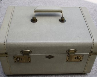 Vintage Train Case, Suitcase, Make Up Case, 1940s, 1950s era, ivory, cream, beige, Paramount travel luggage