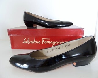 Vintage black patent Ferragamo pumps | black patent leather pumps | low heel | flats skimmers | Italian leather shoes | 7 N | 7 AAAA
