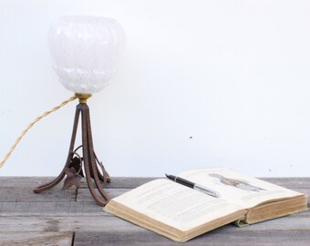 Lampe avec pied en fer forgé décor de feuille de lierre et abat jour en verre moucheté blanc , frenchvintagecharm lamp, style shabby chic