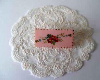 Vintage costume jewellery brooch. Plastic floral brooch. Retro brooch