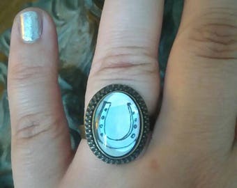 Piece Ring With Dual Horseshoe Piece Ring With Dual Horseshoe