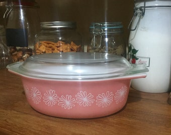 Retro pink daisy Pyrex casserole dish with lid vintage kitchen