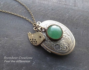 Medallion chain * tender bird, quartz stone *.