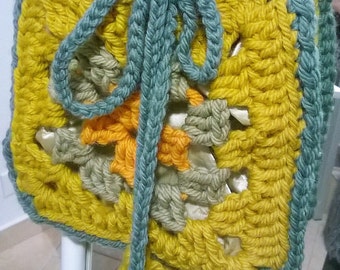 Borsetta all'uncinetto , fatto a mano , handmade , borsetta con napine , borsa uncinetto , borsetta foderata , borsetta a tracolla .