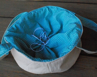 Cake carrier, casserole and pie bag, round tote - green, polka dots