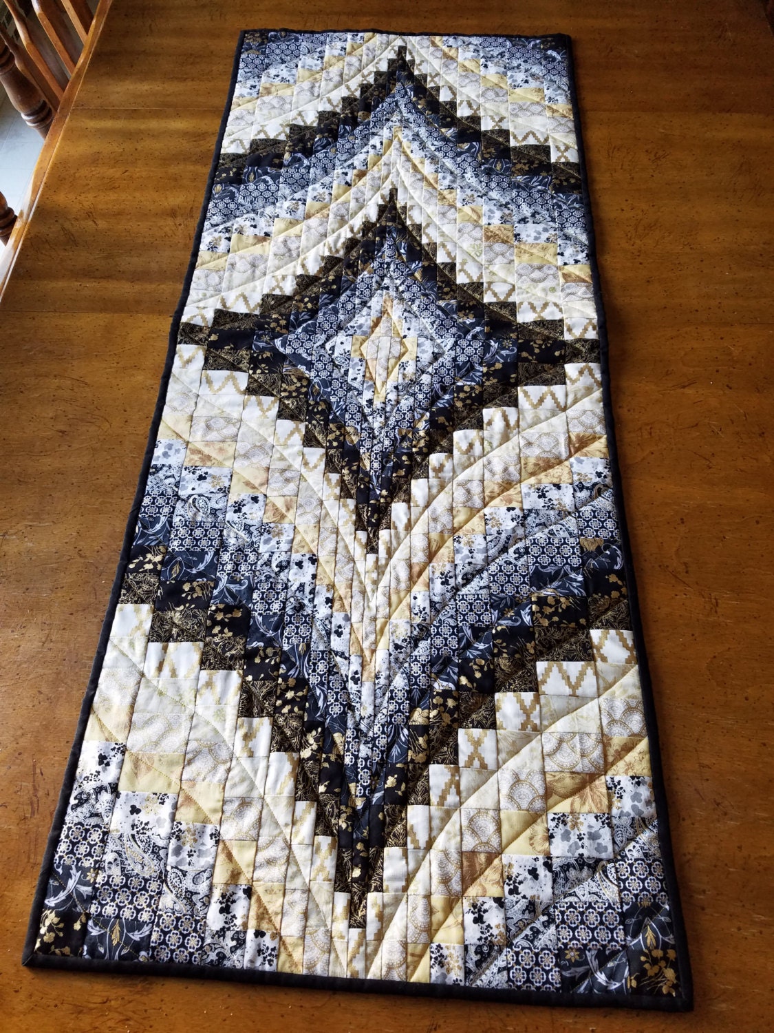 elegant-holiday-bargello-quilted-table-runner